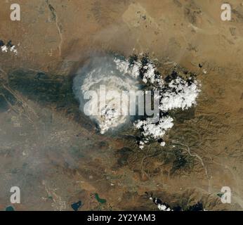 San Bernardino, États-Unis. 10 septembre 2024. Les nuages convectifs blancs et gonflés sont connus sous le nom de nuages de feu surgissant dans les collines autour des comtés de Los Angeles, Riverside, San Bernardino et San Diego alimentés par la chaleur de surface de la capture intense Line Fires par Landsat 8, le 9 septembre 2024. Les feux sauvages intenses dans la région ont engendré un microclimat de nuages gonflés et de puissants courants ascendants alors que la fumée monte dans l'atmosphère. Crédit : Landsat 8/NASA photo/Alamy Live News Banque D'Images