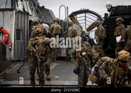 Les Marines américains avec la Golf Company, 2e bataillon, 7e régiment de Marines, 1re division des Marines, déchargent un engin de débarquement, aéroglisseur à coussin d'air au cours de l'exercice UNITAS LXV à Puerto Aldea, Chili, le 28 août 2024. UNITAS 2024 est un exercice combiné hébergé par le Chili, conçu pour accroître la préparation de toutes les forces participantes, améliorer la sécurité et l’interopérabilité régionales, renforcer le partenariat dans la région et favoriser l’innovation et l’expérimentation. (Photo américaine du caporal Logan Courtright de lance) Banque D'Images