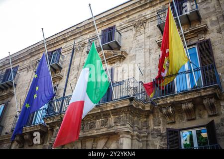 Palerme, Italie. 11 septembre 2024. Drapeaux en Berne à Palerme pour la mort de Maria Mattarella. (Photo d'Antonio Melita/Pacific Press) crédit : Pacific Press Media production Corp./Alamy Live News Banque D'Images