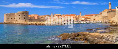 Paysage d'été côtier, bannière - vue sur le port de la ville et la marina de la vieille ville de Dubrovnik sur la côte adriatique de la Croatie Banque D'Images