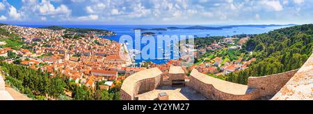 Paysage côtier d'été, panorama de la forteresse - vue de dessus de la ville de Hvar, sur l'île de Hvar, la côte Adriatique de la Croatie Banque D'Images