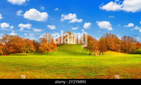 Paysage d'automne - vue sur le parc public Englischer Garten avec colonnade circulaire sur la colline, Munich, Bavière, Allemagne Banque D'Images