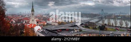 Cityscape, panorama, bannière - vue de Bratislava avec la cathédrale Martin et le Danube avec la plupart SNP ou New Bridge, Slovaquie Banque D'Images