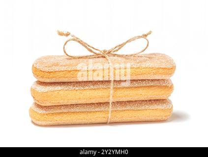 Pile de coccinelles ou savoiardi biscuits biscuits attachés avec une corde, dessert italien, isolé sur fond blanc Banque D'Images