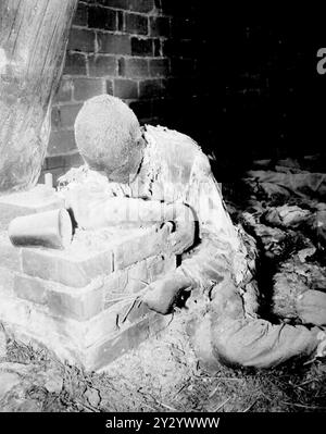 Les corps des prisonniers du camp de concentration tués par les SS se trouvent à l'intérieur de la grange près de Gardelegen. Plus de 1000 prisonniers évacués des camps de travaux forcés ont été rassemblés dans la grange et celle-ci a été incendiée. 1016 sont morts et 7 ont survécu. L'action a été menée par des unités locales (Hitler Youth, Volkssturm et pompiers) sous la direction des SS. Banque D'Images