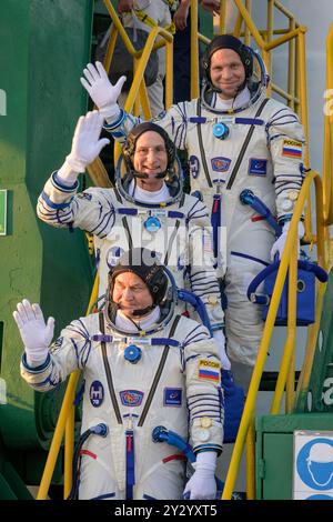 Baïkonour, Kazakhstan. 11 septembre 2024. Les membres de l'équipage de l'expédition 72 : le cosmonaute Roscosmos Ivan Vagner, haut, l'astronaute de la NASA Don Pettit, au milieu, et le cosmonaute Roscosmos Alexey Ovchinin, font leurs adieux avant de monter à bord du vaisseau Soyouz MS-26 pour le lancement, le mercredi 11 septembre 2024 au cosmodrome de Baïkonour au Kazakhstan. Le lancement de la fusée Soyouz enverra le trio en mission à la Station spatiale internationale. Photo de la NASA par Bill Ingalls/UPI crédit : UPI/Alamy Live News Banque D'Images