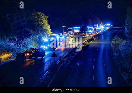 35-jährige Fahrerin prallt mit VW-Polo in Abfahrt der Bundesstraße 65 gegen Baum und agitbt Verkehrsunfall, 35-jährige Autofahrerin aus VW-Polo nach Aufprall gegen Baum geschleudert, Laienreanimation durch Autofahrer, Frau veragitbt am Unfallort, Feuerwehr und Rettungsdienst mit 56 Brücke über und Straße und 10 Fahrzeugen vor Ort, Blche de Hanchauden Einsatzkräften. Empelde, Stadt Ronnenberg Empelde, Bundesstraße 65, Abfah Niedersachsen, Region Hannover Allemagne *** une conductrice de 35 ans écrase sa VW Polo dans un arbre à la sortie de t Banque D'Images