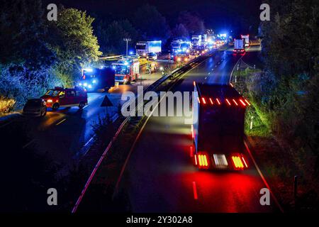 35-jährige Fahrerin prallt mit VW-Polo in Abfahrt der Bundesstraße 65 gegen Baum und agitbt Verkehrsunfall, 35-jährige Autofahrerin aus VW-Polo nach Aufprall gegen Baum geschleudert, Laienreanimation durch Autofahrer, Frau veragitbt am Unfallort, Feuerwehr und Rettungsdienst mit 56 Brücke über und Straße und 10 Fahrzeugen vor Ort, Blche de Hanchauden Einsatzkräften. Empelde, Stadt Ronnenberg Empelde, Bundesstraße 65, Abfah Niedersachsen, Region Hannover Allemagne *** une conductrice de 35 ans écrase sa VW Polo dans un arbre à la sortie de t Banque D'Images