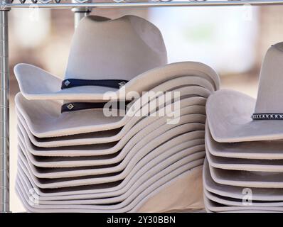 Une pile de chapeaux de cowboy de style occidental sur un rack à vendre Banque D'Images