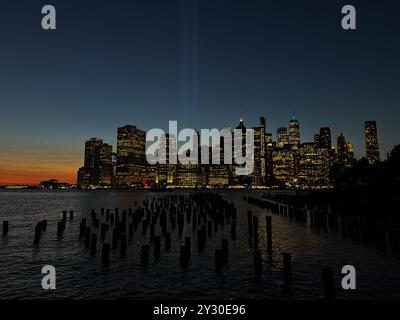 New York, États-Unis. 11 septembre 2024. Hommage en lumière à l'occasion du 23e anniversaire des attaques de 9/11 vues depuis le centre-ville de Brooklyn. Crédit : Ryan Rahman/Alamy Live News Banque D'Images