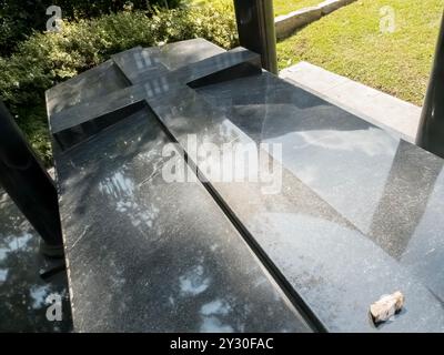 Atlanta, GA, États-Unis. 10 septembre 2024. Le site de sépulture de Kenny Rogers dans le cimetière d'Oakland à Atlanta rend hommage au chanteur légendaire, réputé pour ses succès croisés et son intronisation au Country Music Hall of Fame, avec plus de 100 millions de disques vendus dans le monde. (Crédit image : © Walter G. Arce Sr./ASP via ZUMA Press Wire) USAGE ÉDITORIAL SEULEMENT! Non destiné à UN USAGE commercial ! Banque D'Images