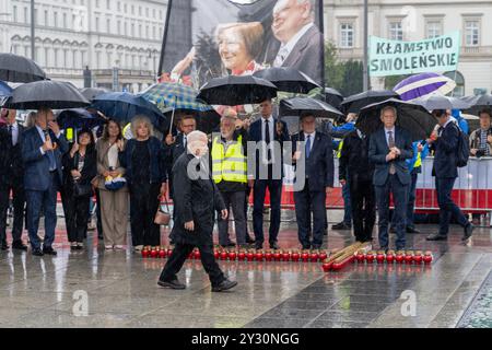 Le député Jaroslaw Kaczynski dépose des fleurs au Monument aux victimes de la catastrophe de Smolensk lors du 172e anniversaire de la catastrophe de Smolensk. Les partisans du parti droit et Justice (PiS) se sont réunis pour commémorer l'anniversaire de l'accident d'avion présidentiel à Smolensk, qui a coûté la vie à 96 personnes. La cérémonie, à laquelle ont assisté environ 30 personnes, comprenait la participation d'éminents politiciens du PiS, dont le chef du parti, Jaroslaw Kaczynski. Au même endroit, une contre-manifestation a également eu lieu. Banque D'Images