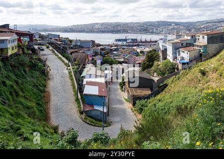 Paysage urbain de la baie de Valparaíso par un matin ensoleillé et nuageux, province de Valparaíso, région de Valparaíso, Chili. Banque D'Images