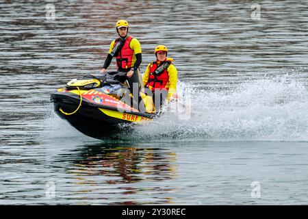 Auckland, Nouvelle-Zélande, 12 septembre 2024. Un exercice d'entraînement multi-organismes est mené dans le port d'Auckland simulant une recherche et sauvetage maritimes. Les passagers du ferry dans l'eau sont secourus par bateau et hélicoptère. Crédit : David Rowland/Alamy Live News Banque D'Images