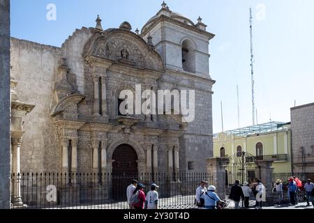 Vue sur la façade de la 'Iglesia de la Compañía', un temple construit par les Jésuites à Arequipa et un exemple remarquable de l'architecture baroque andine Banque D'Images
