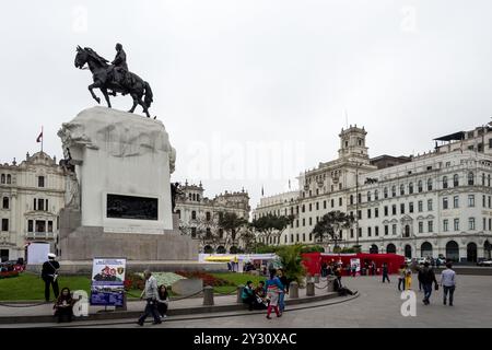 Vue du monument à José de San Martín, un dirigeant argentin qui a promu l'indépendance du Pérou, situé dans le centre historique de Lima. Banque D'Images