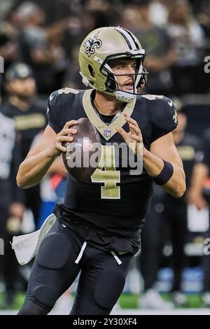 Nouvelle-Orléans, Louisiane, États-Unis. 10 septembre 2024. Le quarterback des Saints de la Nouvelle-Orléans Derek Carr cherche à passer contre les Panthers de la Caroline lors d'un match de saison régulière de la NFL à la Nouvelle-Orléans, en Louisiane, États-Unis, le 8 septembre 2024. Les Saints ont battu les Panthers 47-10. (Crédit image : © Dan Anderson/ZUMA Press Wire) USAGE ÉDITORIAL SEULEMENT! Non destiné à UN USAGE commercial ! Banque D'Images