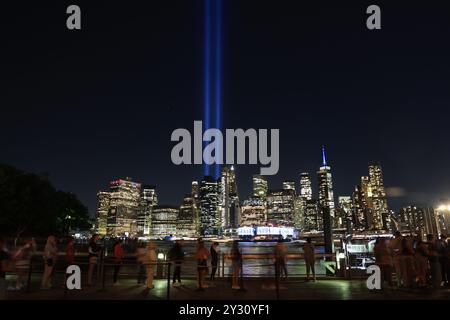 Le Tribute in Light s'élève au-dessus des gratte-ciel de New York depuis la jetée du pont de Brooklyn le 11 septembre 2024. (Photo : Gordon Donovan) Banque D'Images