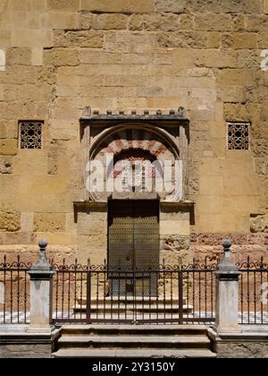 Espagne : Puerta de San Miguel (porte de Saint Michel), Mezquita ou la mosquée-cathédrale de Cordoue (cathédrale notre-Dame de l'Assomption), Cordoue. La construction de la Grande Mosquée a commencé en 785–786 et s'est achevée un an plus tard en 786–787. En 1236, Córdoba est conquise par le roi Ferdinand III de Castille dans le cadre de la Reconquista. Lors de la conquête de la ville, la mosquée a été convertie en cathédrale catholique dédiée à la Vierge Marie (Santa Maria). Banque D'Images