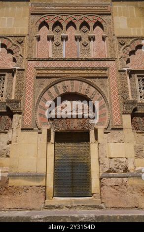 Espagne : Puerta del Espiritu Santo (porte du Saint-esprit), Mezquita ou la mosquée-cathédrale de Cordoue (cathédrale notre-Dame de l'Assomption), Cordoue. La construction de la Grande Mosquée a commencé en 785–786 et s'est achevée un an plus tard en 786–787. En 1236, Córdoba est conquise par le roi Ferdinand III de Castille dans le cadre de la Reconquista. Lors de la conquête de la ville, la mosquée a été convertie en cathédrale catholique dédiée à la Vierge Marie (Santa Maria). Banque D'Images