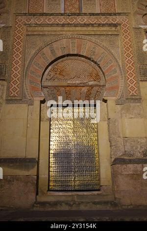 Espagne : Puerta del Espiritu Santo (porte du Saint-esprit), Mezquita ou la mosquée-cathédrale de Cordoue (cathédrale notre-Dame de l'Assomption), Cordoue. La construction de la Grande Mosquée a commencé en 785–786 et s'est achevée un an plus tard en 786–787. En 1236, Córdoba est conquise par le roi Ferdinand III de Castille dans le cadre de la Reconquista. Lors de la conquête de la ville, la mosquée a été convertie en cathédrale catholique dédiée à la Vierge Marie (Santa Maria). Banque D'Images