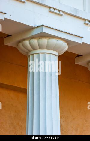 Gros plan d'une colonne néoclassique à Linneanum, un bâtiment d'orangerie dans le jardin botanique de l'Université d'Uppsala, Uppsala, Suède. Banque D'Images