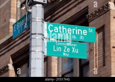 NYC panneaux de rue bilingues Catherine St, commissaire Lin Ze Xu Way 林則徐, et East Broadway dans Manhattan Chinatown, New York. 元撫 Banque D'Images