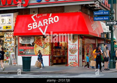 Sbarro, 159 W 33rd St, New York, NYC vitrine d'une chaîne de pizzeria près de Penn Station dans Midtown Manhattan. Banque D'Images