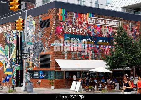 National Sawdust, NEM's Japandi Bistro, 80 N 6th St, Brooklyn. Photo de vitrine de NYC d'une salle de concert et d'un café dans le quartier de Williamsburg. Banque D'Images