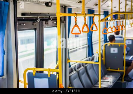 Environnement à l'intérieur du climatiseur Thaïlande Bangkok bus public avec des détenteurs, des sièges et des portes en elle Banque D'Images