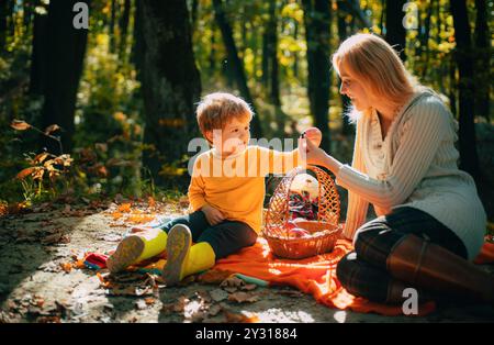 Fête de jardin d'automne mather et son. Camping avec enfants. Nous aimons l'automne ensemble. Amitié d'enfance et premiers souvenirs. Camping avec enfants. Banque D'Images