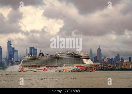 New York, USA - 11 juillet 2023 : bateau de croisière Norwegian Joy Sailing à côté de Manhattan à New York. Skyline de New York Manhattan croisière sur l'Hudson Banque D'Images