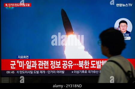 Séoul, Corée du Sud. 12 septembre 2024. Une émission de télévision de 24 heures sur 24 à la gare de Yongsan à Séoul montrant une émission de nouvelles avec une image de fichier du lancement de missile nord-coréen. La Corée du Nord a tiré plusieurs missiles balistiques à courte portée vers la mer de l'est le 12 septembre, a déclaré l'armée sud-coréenne, une semaine après que Pyongyang ait averti que la Corée du Sud et les États-Unis devront payer un «prix cher» pour leurs exercices conjoints. Crédit : SOPA images Limited/Alamy Live News Banque D'Images