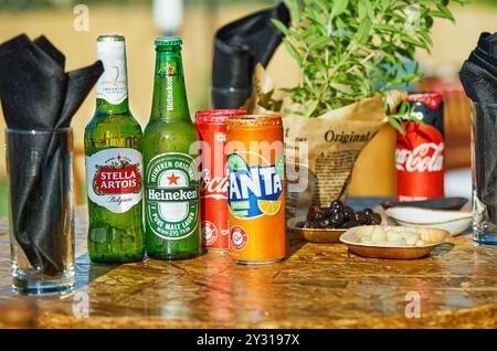 Tel Aviv, Israël - 17 juillet 2020 : gros plan des bouteilles et canettes Heineken, Stella Artois, Coca-Cola et Fanta exposées sur une table extérieure avec des collations Banque D'Images