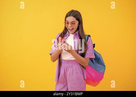 jeune fille d'école bavarder au téléphone. éducation scolaire en ligne. conversation téléphonique de l'adolescente de l'école. influenceur universitaire. chat scolaire. adolescente bavardant Banque D'Images