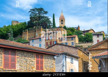 La vue de Châtillon-d'Azergues dans le Beaujolais des pierres dorées. Beaujolais, Rhône, région Auvergne-Rhône-Alpes, France Banque D'Images