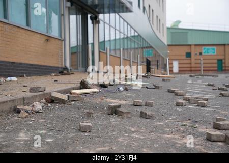 Photo du dossier datée du 05/08/24 des dommages au Holiday Inn Express à Tamworth, Staffordshire, après qu'une foule l'ait attaqué. Le premier ministre ne devrait pas laisser un travail «à moitié fait» dans sa réponse aux émeutes de l'été, a déclaré un groupe de réflexion critiquant le «vide» dans la politique autour de la cohésion communautaire. Sir Keir Starmer a été exhorté à présenter son plan pour arrêter une répétition du désordre violent impliquant ce qu'il a décrit à l'époque comme une «brutalité d'extrême droite» dans les rues de certaines parties du Royaume-Uni. Date d'émission : jeudi 12 septembre 2024. Banque D'Images