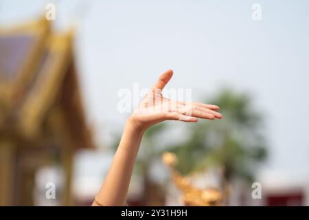 Gros plan main de la danse folklorique thaïlandaise pendant la célébration sur fond de temple. Danse traditionnelle thaïlandaise sur la célébration de l'événement. Banque D'Images