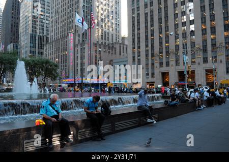 New York, États-Unis. 10 septembre 2024. Les gens sont assis près d'une fontaine d'eau comme Radio City Music Hall est vu en arrière-plan à Manhattan, New York City. Crédit : SOPA images Limited/Alamy Live News Banque D'Images