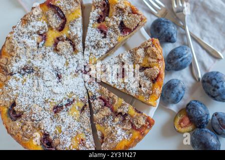 Gâteau aux prunes à croûte courte maison (tarte) Banque D'Images