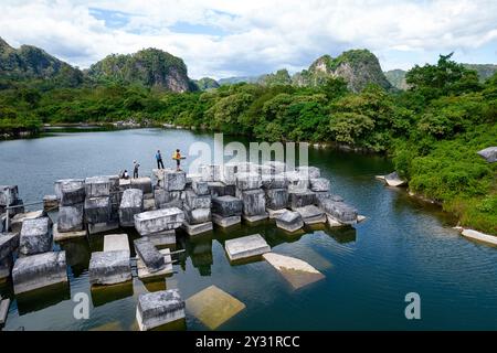 Vue aérienne de carrière de marbre abandonnée dans la région karstique du sud de sulawesi près de makassar en indonésie, touriste sur des cubes de marbre géants dans un petit lac Banque D'Images