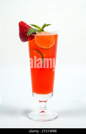 Verre de jus bio et fraise fraîche avec des feuilles de menthe, isolé sur fond blanc. Banque D'Images