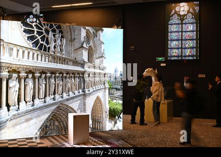 Les visiteurs regardent l'exposition. Pékin, Chine.11 septembre 2024.L'exposition immersive « Renaissance des cendres - notre-Dame de Paris réalité augmentée » présentée conjointement par le Musée national de Chine, l'institution de restauration de la cathédrale notre-Dame, le Groupe L'Oréal de France et Histovery de France a ouvert ses portes au Musée national de Chine à Pékin le 12 septembre 2024.crédit : Tian Yuhao/China News Service/Alamy Live News News News Banque D'Images