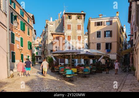 Rovinj Croatie 27 août 2024 promenez-vous dans les rues pavées pittoresques de Rovinj, où les bâtiments colorés se dressent fièrement sous un ciel bleu clair Banque D'Images