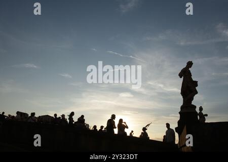 Florence, Italie. 11 septembre 2024. Les gens sont vus silhouettés pendant le coucher du soleil sur le pont Santa Trinita au-dessus de la rivière Arno dans le centre historique de Florence le 11 septembre 2024. (Photo de Paulo Amorim/Sipa USA) crédit : Sipa USA/Alamy Live News Banque D'Images