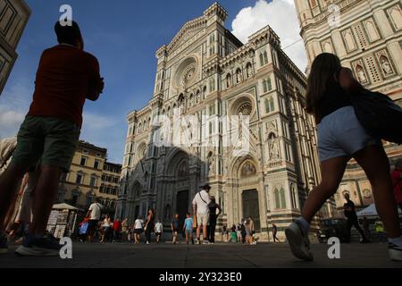 Florence, Italie. 11 septembre 2024. Les touristes profitent de la fin d'après-midi devant la cathédrale de Santa Maria del Fiore (site du patrimoine mondial de l'UNESCO) dans le centre historique de Florence le 11 septembre 2024. (Photo de Paulo Amorim/Sipa USA) crédit : Sipa USA/Alamy Live News Banque D'Images