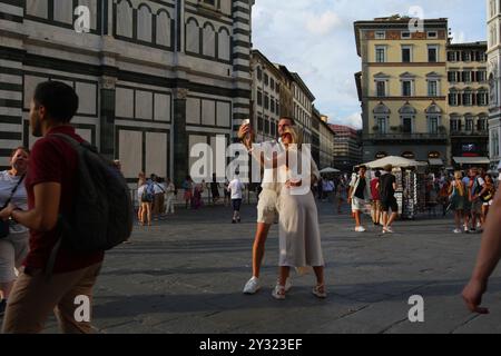 Florence, Italie. 11 septembre 2024. Un couple de touristes se prend en fin d'après-midi devant la cathédrale de Santa Maria del Fiore (site du patrimoine mondial de l'UNESCO) dans le centre historique de Florence le 11 septembre 2024. (Photo de Paulo Amorim/Sipa USA) crédit : Sipa USA/Alamy Live News Banque D'Images
