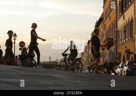 Florence, Italie. 11 septembre 2024. Les gens marchent et font du vélo pendant le coucher du soleil sur la rue du pont Santa Trinita sur la rivière Arno dans le centre historique de Florence le 11 septembre 2024. (Photo de Paulo Amorim/Sipa USA) crédit : Sipa USA/Alamy Live News Banque D'Images