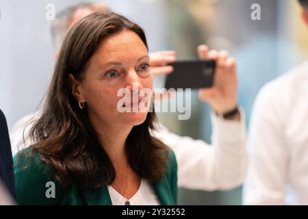 2024-09-10 Néerlandais Tweede Kamer débat plénier DEN HAAG, PAYS-BAS - 10 SEPTEMBRE : Sandra Beckerman SP lors du débat plénier au Tweede Kamer le 10 septembre 2024 à Den Haag, pays-Bas Den Haag Tweede Kamer pays-Bas contenu non disponible pour redistribution aux pays-Bas directement ou indirectement par des tiers. Droit d'auteur : xJohnxBeckmannx Banque D'Images