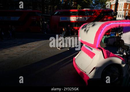 Un pousse-pousse à vélo, Cambridge Circus, Londres, Royaume-Uni. 9 août 2023 Banque D'Images